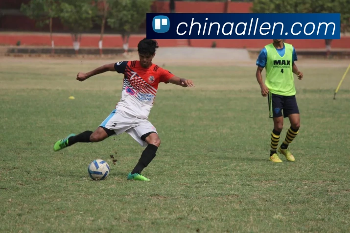 小孩篮球小视频走红 球感动作引关注后续训练表现受期待